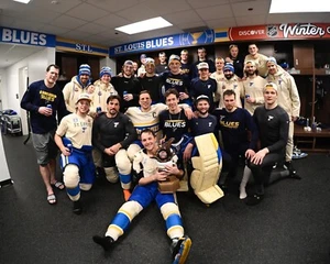 Foto posada de victoria clásica de invierno de St. Louis Blues 2025 8x10 foto de hockey de la NHL - Imagen 1 de 1