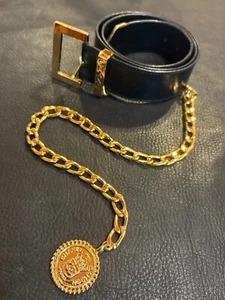 CINTURÓN CHANEL AUTÉNTICO Dorado Cuero Negro Kenkenjp CC Medalla Placa Moneda De Colección A788 - Imagen 1 de 24