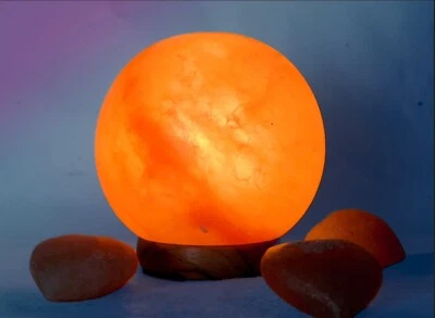 Lámpara de sal del Himalaya - Globo de cristal natural artesanal con base de madera Foto 1 de 4