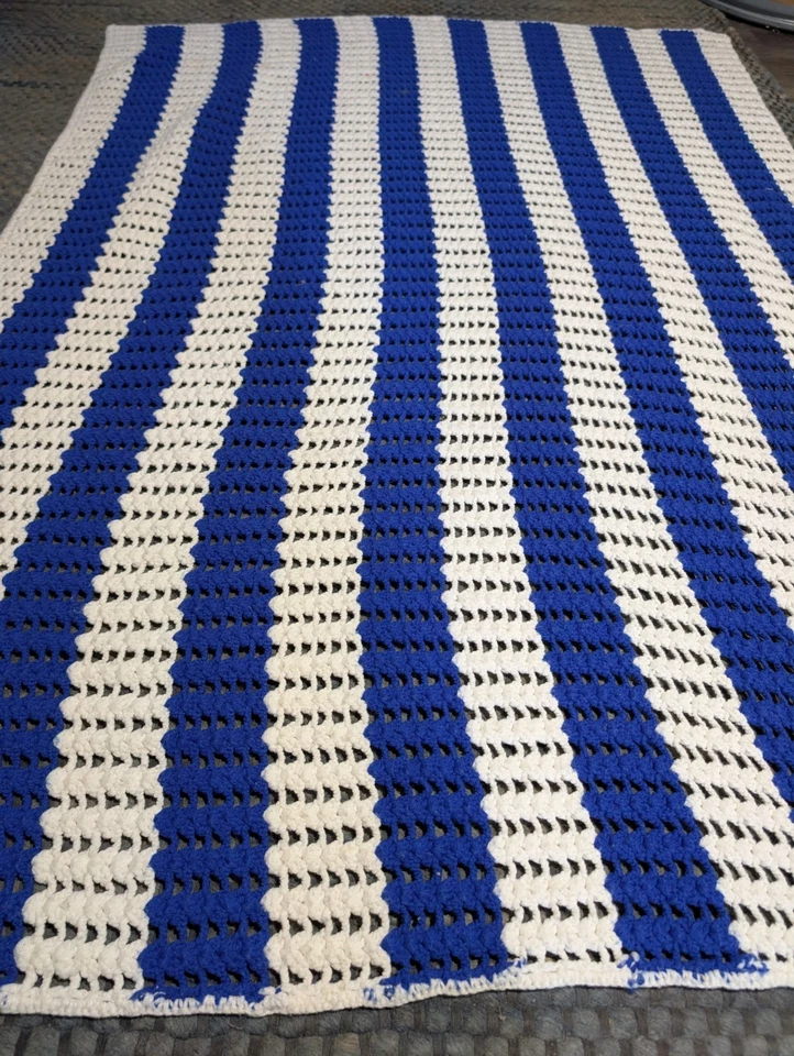 Manta afgana/tiro hecha a mano crochet alternando rayas azules y blancas... Foto 1 de 2