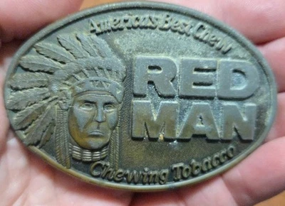 Tabaco de mascar vintage Red Man 1988 Pinkerton Co. Fivela de cinto de latão maciço - Imagem 1 de 2