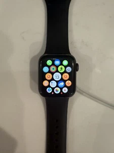 apple watch se 1st gen 40mm black + comes in original box - Picture 1 of 7