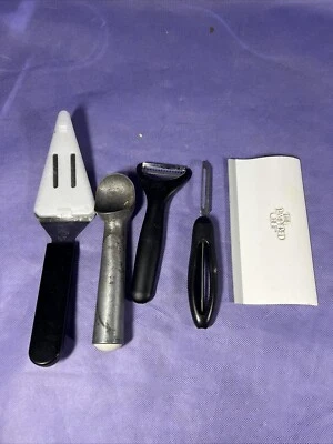 Lot Of Pampered Chef Perfect Pie/Cake Slicer, Peelers And Ice Cream Scooper H4 - Image 1 of 4