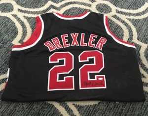 CAMISETA NEGRA FIRMADA TRAILBLAZERS CLYDE DREXLER AUTOGRAFIADA STEINER CERTIFICADO DE AUTENTICIDAD - Imagen 1 de 5