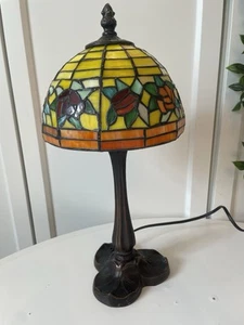 Lámpara de mesa vintage vitral amarilla floral estilo Art Nouveau Tiffany - Imagen 1 de 4