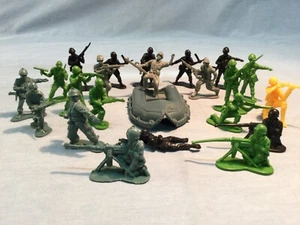 22 WWII soldiers and raft - Bild 1 von 6