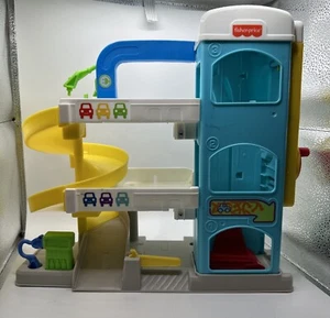 Rampa de garaje de estacionamiento de coches de juguete FISHER PRICE con elevador y repuesto de bombas de gas - Imagen 1 de 12