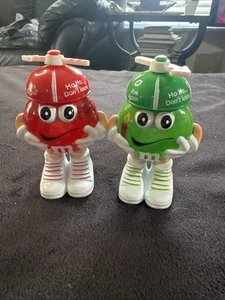 (2) 1990’s M&M Red & Green Plastic Candy Holder Spender Christmas Mats - Bild 1 von 7