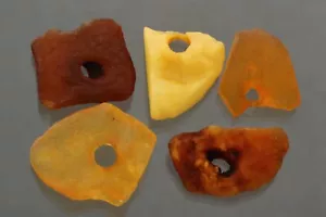 Lotto di 5 pezzi pepita grezza originali AMBRA BALTICA FORO NATURALE 6,1 g 230823-10 - Foto 1 di 2