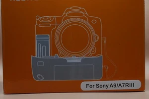 Neewer Vertical Battery Grip for Sony A9 A7III A7RIII With 2 Neewer Batteries - Picture 1 of 5