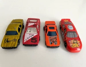 Juego de 4 autos de juguete troquelados/plásticos vintage - dijes de la suerte, Lotus Hong Kong, etc. - Imagen 1 de 5