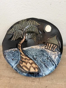 Stokes Studio Kunstkeramik Fußschale Strandszene Palme Hütte Ozean signiert 9 Zoll - Bild 1 von 11