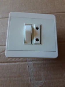 Va Et Vient Ou Interrupteur +prise 2 Poles 220 Volts LEGRAND CHAMBORD PALACE - Foto 1 di 2