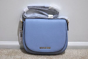 Neu mit Etikett Michael Kors Bedford mittlerer Klappenkurier in hellblau unverbindlicher Preisempfehlung des Herstellers 248 $ - Bild 1 von 3