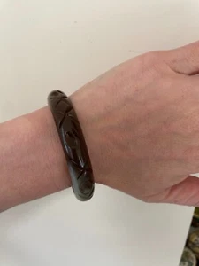 Vintage BAKELITE bangle  brownish carved bracelet - Picture 1 of 6