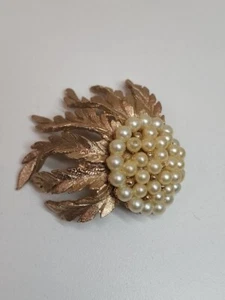 Vintage MARVELLA Gold Tone Flower Faux Pearl Buds Brooch Pin Signed - Picture 1 of 14