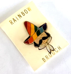 Vintage Regenbogen mexikanischer Mann mit Sombrero Emaille goldfarbene Anstecknadel 1-7/16" in Karte - Bild 1 von 6