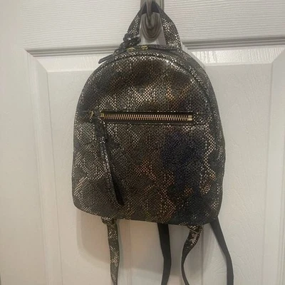 Mochila Fossil con estampado negro y dorado Foto 1 de 4