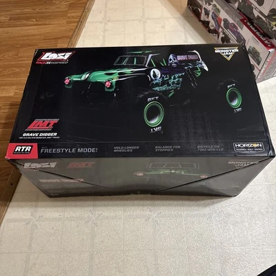 LOSI LOS04028T1 LMT 2.0 Brushless 4wd Solid Axle Monster Truck RTR Grave Digger - Image 1 of 4