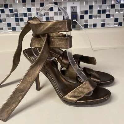 Sandalias de bronce con tiras de cuero al tobillo en 6 de Charles David Foto 1 de 4