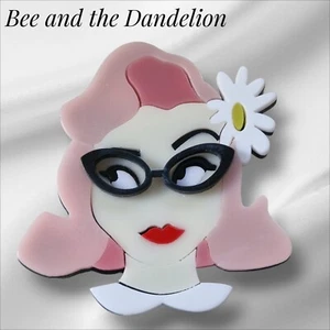 Moderne Acryl 1950er Jahre Dame mit rosa Haaren und Retro Brille 2D geschichtete Brosche - Bild 1 von 8