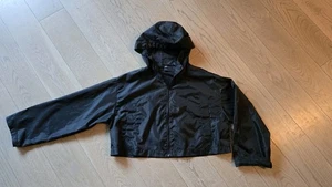 ASOS DESIGN Cropped Regenjacke mit Kapuze - Schwarz; Gr. 6; nur wenige Male getragen - Bild 1 von 4