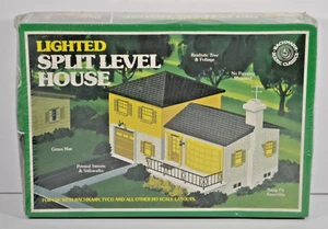 Bachmann Scenic Classics Lighted Split Level House 2572 HO Scale Kit 053123MGL - Picture 1 of 3