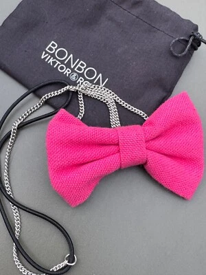 VIKTOR & ROLF  COLLIER PENDENTIF NOEUD ROSE 🎄🧑‍🎄  BONBON  🧑‍🎄🎄 - Photo 1/4