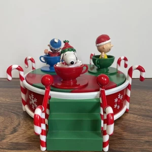 Snoopy/Peanuts Gang Spinning Teetasse Musikkarussell Weihnachten funktionstüchtig - Bild 1 von 18