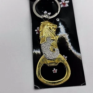 Llavero de regalo abridor de botellas de metal en tono plata y oro Merlion Singapur E2-257 - Imagen 1 de 7