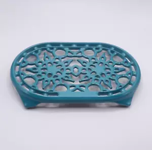 LE CREUSET CARIBBEAN TEAL 10” OVAL CAST IRON SNOWFLAKE TRIVET - Picture 1 of 9