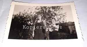 Mädchen schaut grimmig und Junge mit Katze 3.8. 1944 Zöpfe wie BDM Vintage Foto - Bild 1 von 3