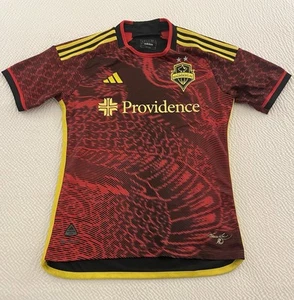 Camiseta deportiva Adidas Seattle Sounders FC roja 2024 The Bruce Lee Kit para hombre S calce ajustado nueva con etiquetas - Imagen 1 de 12