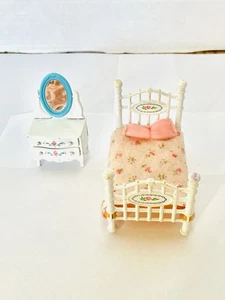 Mattel 1980 The Littles Metall Puppenhaus Bett und Waschtisch/Spiegel Floral einige Chips - Bild 1 von 11