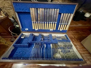 🥄 Vintage Faux-Ivory Handled Cutlery Set in Blue-Lined Wooden Box - Foto 1 di 12