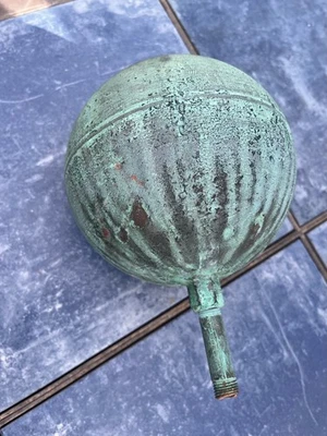 Антикварный МЕДНЫЙ ГЛОБУС СФЕРА ФЛАГШТОК ТОППЕР-ФИНИАЛ-ШАР АРХИТЕКТУРНЫЙ САД - Изображение 1 из 4