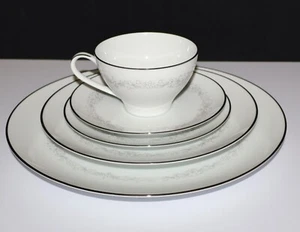 Noritake AMY 2154 Flores Blancas Porcelana 5 Piezas Ajuste de Lugar, Japón - Imagen 1 de 7