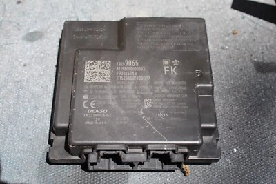 2016 Cadillac Escalade KEYLESS KEY LESS ENTRY CONTROL MODULE UNIT OEM - Image 1 of 3