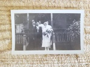 NEWLYWEDS ON PORCH.VTG 4,5" x 2,7" SNAPSHOT*SP2 - Bild 1 von 3