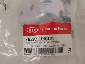 Kia Rio (06-11) Assemblaggio cerniera superiore porta destra anteriore - 79320 1G000 - Foto 1 di 7