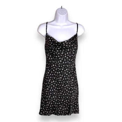 XS RUE21 BLACK FLORAL SATIN SLEEVELESS DRESS COWL NECKLINE  Foto 1 de 4