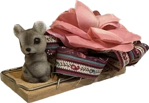 Vintage 1,5" beflockte Maus Bauernhaus Dekor mit SEIDE BLUMEN BAND POTPOURRI MAUSEFALLE - Bild 1 von 8