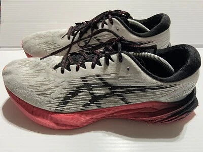 Zapatos para correr ASICS NOVABLAST 3 para hombre, blancos/negros/rojos talla 13 Foto 1 de 4