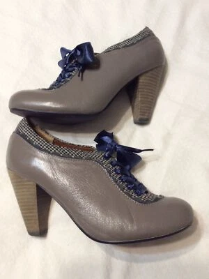 POETIC LICENCE LONDON BACKLASH Tacones de cuero gris con ribete de pata de gallo ~ 6M Foto 1 de 4