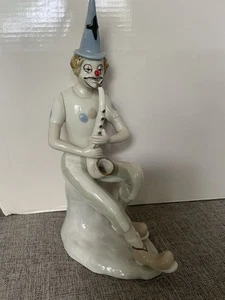 Statua statuina dipinta pagliaccio seduto in porcellana vintage che suona sassofono - Foto 1 di 10