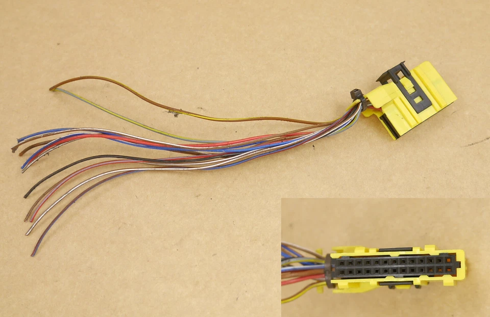 Stecker gelb für MID Bordcomputer Opel Omega Vectra B Uhr Radioanzeige Display  - Bild 1 von 1