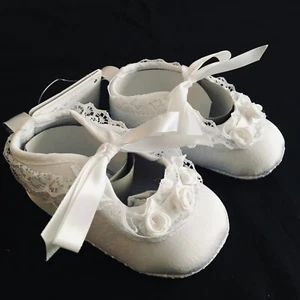 BABY GIRLS WHITE PRAM SHOES BALLET STYLE ROSEBUDS LACE RIBBONS CHRISTENING - Picture 1 of 2