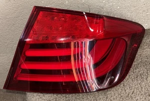 11-13 BMW 528i 535i 550i M5 F10 PASAJERO TRASERO DERECHO LUZ TRASERA EXTERIOR OEM - Imagen 1 de 7