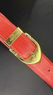 Cinturón LOUIS VUITTON Santur Clásico Epi Cuero Rojo Grabado Hebilla Dorada Usado Foto 1 de 3