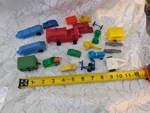 Vintage Konvolut Plastik Spielzeugautos verschiedene Farben Größen LKW Boote Fahrzeuge - Bild 1 von 6